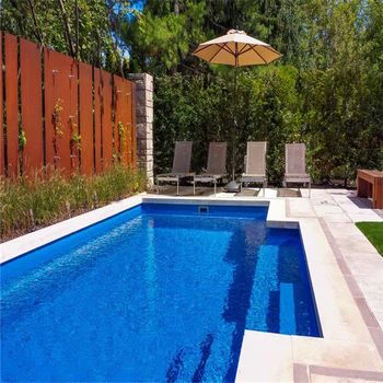 Roestige kleurenschermpanelen Hek