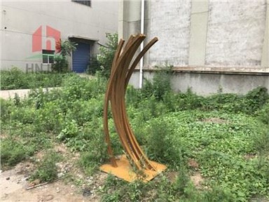 Groot, gepatineerd buitenbeeld van cortenstaal