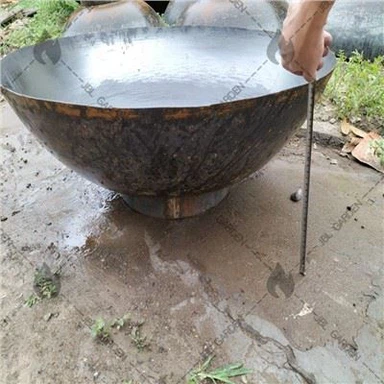 Grote metalen vuurschaal