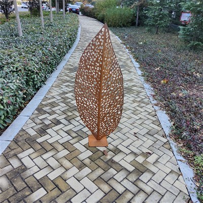 Buiten vrijstaande sculptuur