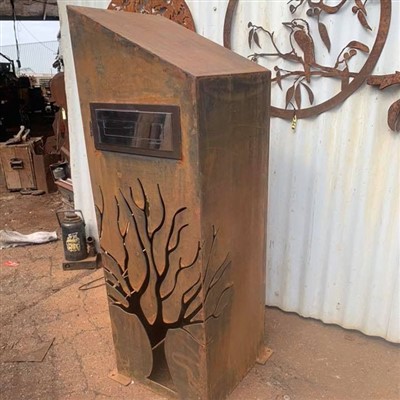 Buitensculptuur stalen brievenbus