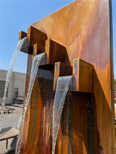 Buiten stalen waterval met zwembad