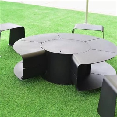 Outdoor houtgestookte vuurplaats, tafel en stoel