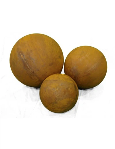 Roestige decoratieve ballen