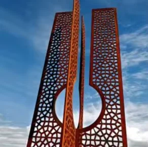 Roestig stalen buitensculptuur